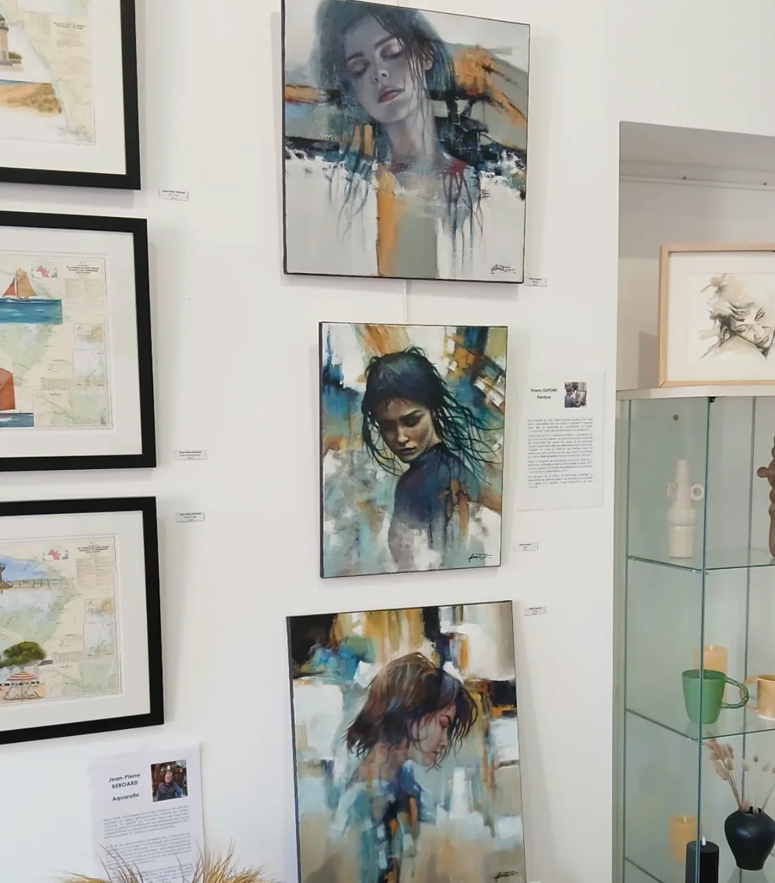 Accrochage de portraits de Thierry Dupont en galerie