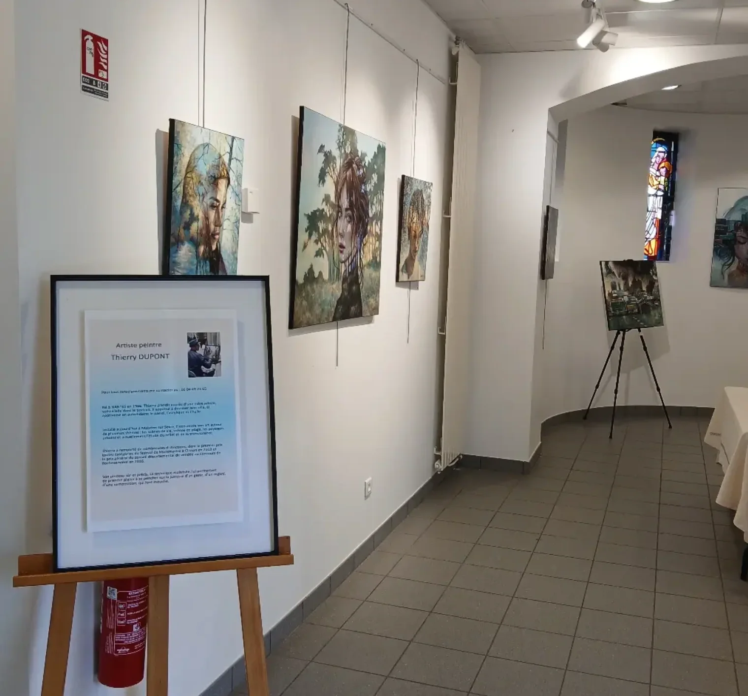 Vue de salle avec peintures de Thierry Dupont en exposition