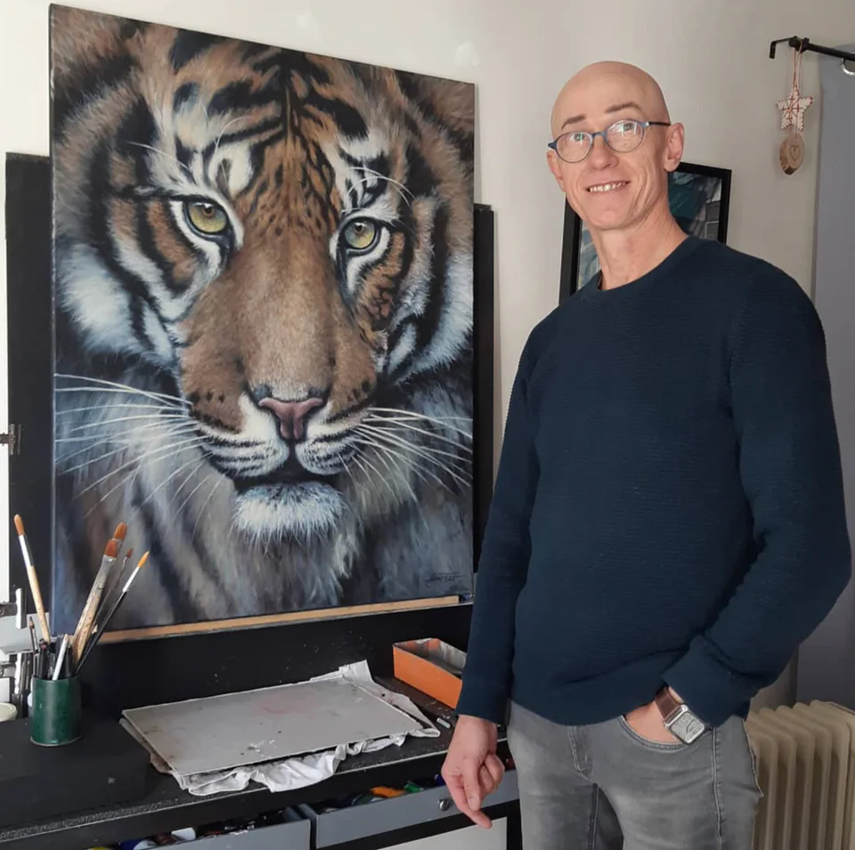 Thierry Dupont dans son atelier avec une toile de tigre en Loire-Atlantique